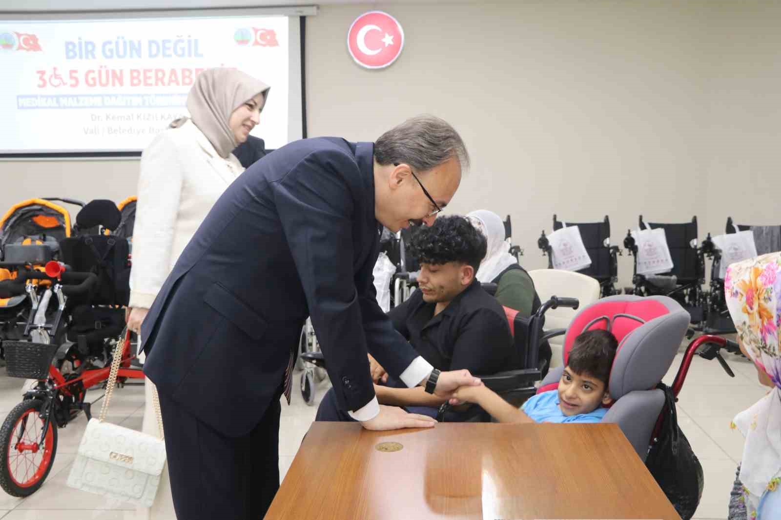 Siirt&rsquo;te &ouml;zel bireylere 27 medikal destek aracı teslim edildi
