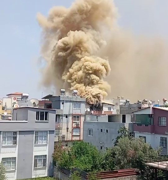 Adana&rsquo;da korkutan ev yangını
