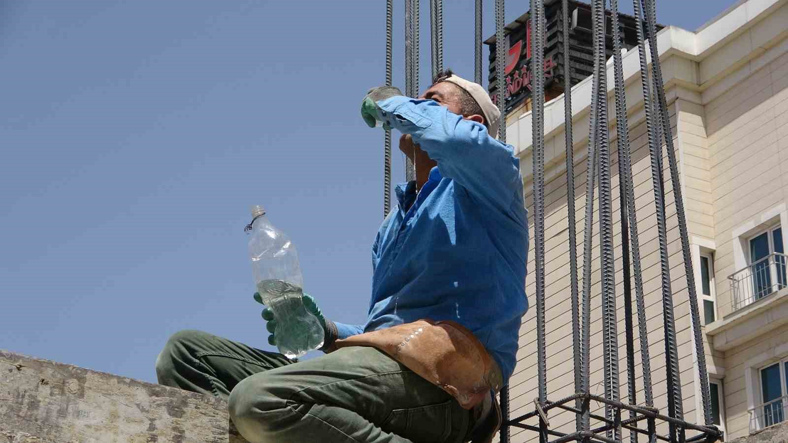 Van&rsquo;da inşaat iş&ccedil;ilerinin sıcakla m&uuml;cadelesi
