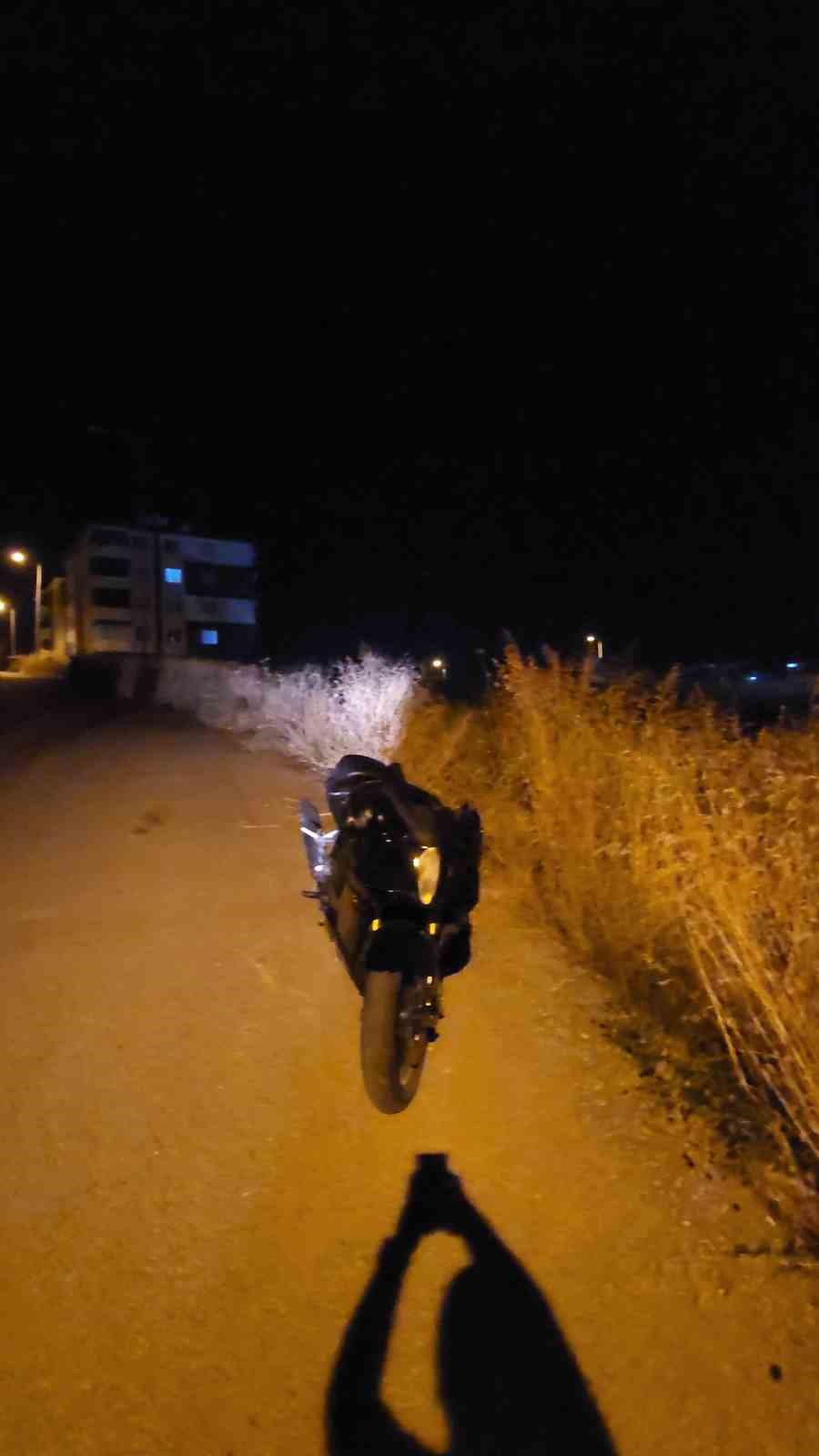 Çaldıkları motosikleti boş araziye atıp kaçtılar