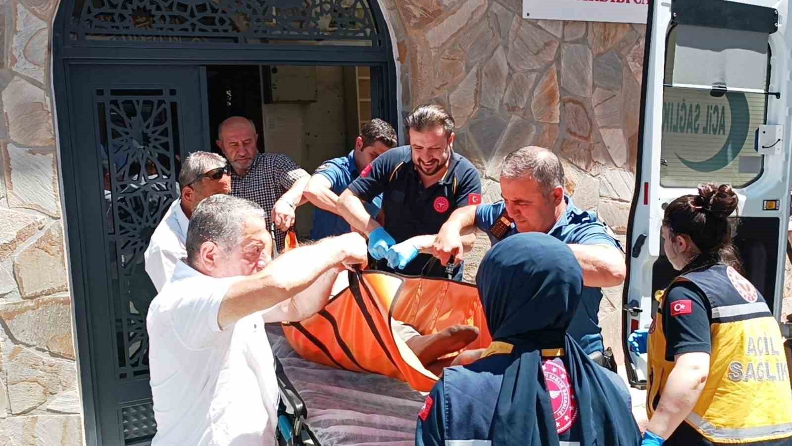 Camide sızan adamı cemaat uyandıramadı, ambulansla hastaneye kaldırıldı