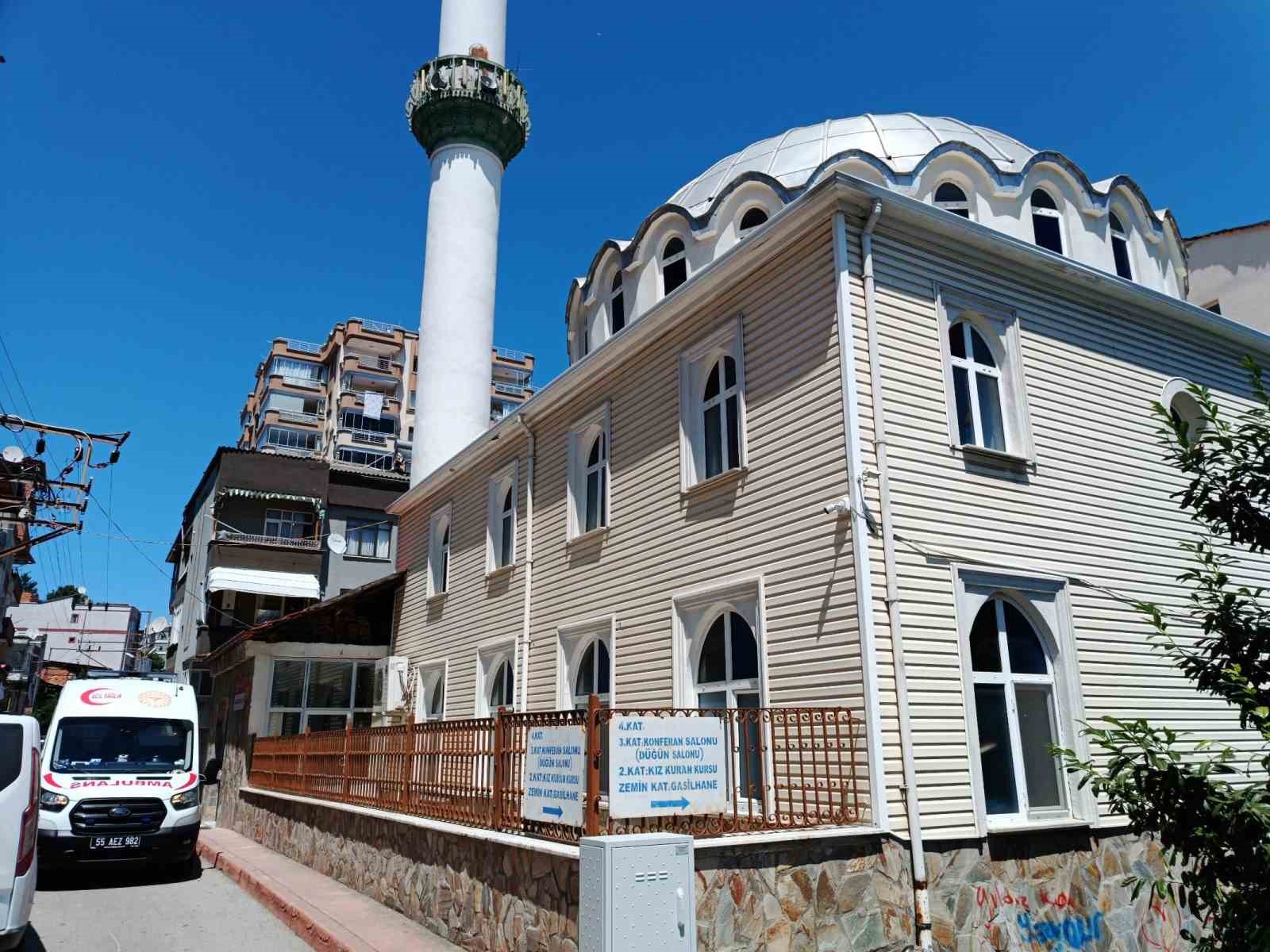 Camide sızan adamı cemaat uyandıramadı, ambulansla hastaneye kaldırıldı