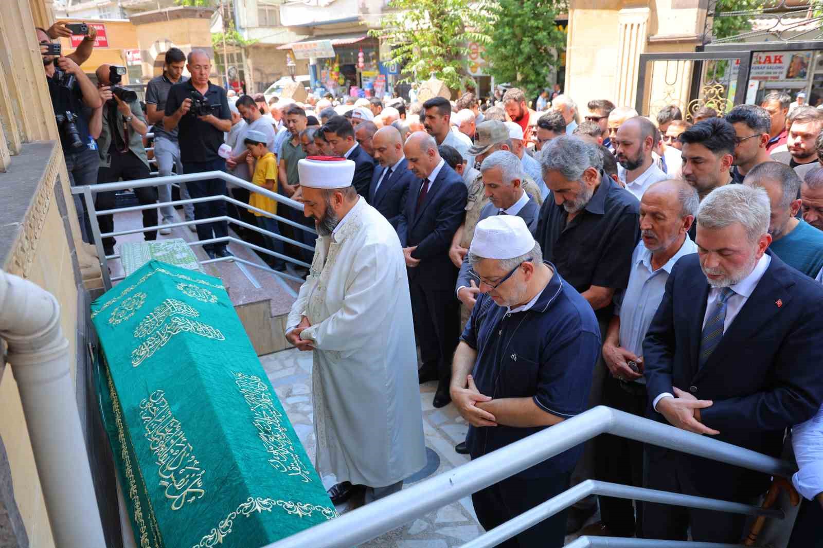 Ankara’daki yangında ölen anne ve 3,5 aylık oğlu Kahramanmaraş’ta toprağa verildi