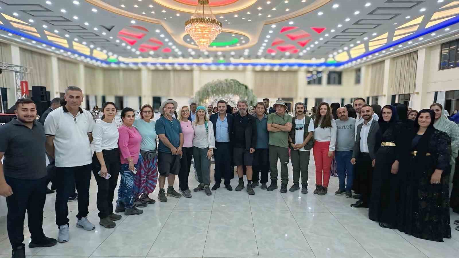 Yüksekova’yı gezen yerli turistler düğünde halay çekti