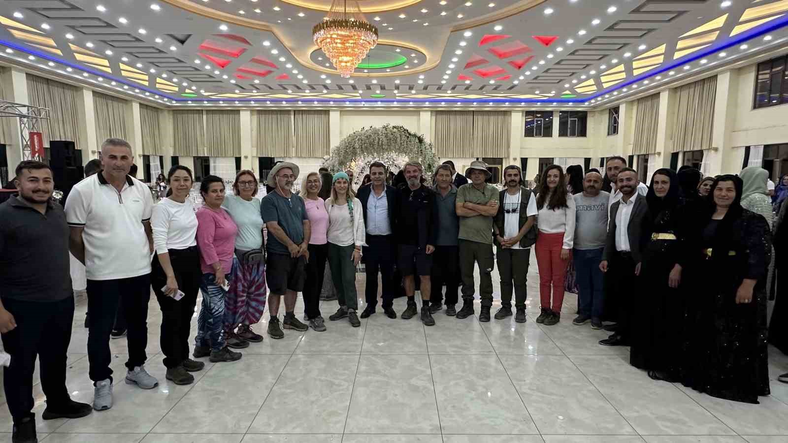 Y&uuml;ksekova&rsquo;yı gezen yerli turistler d&uuml;ğ&uuml;nde halay &ccedil;ekti
