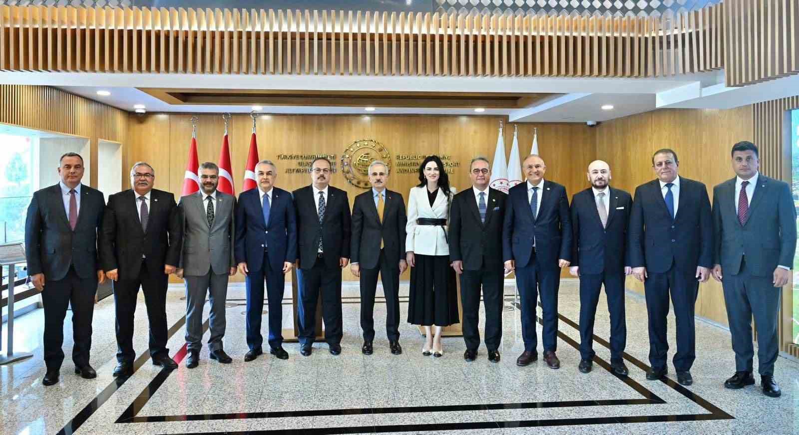 Aydın heyeti Ulaştırma Bakanı Uraloğlu ile g&ouml;r&uuml;şt&uuml;
