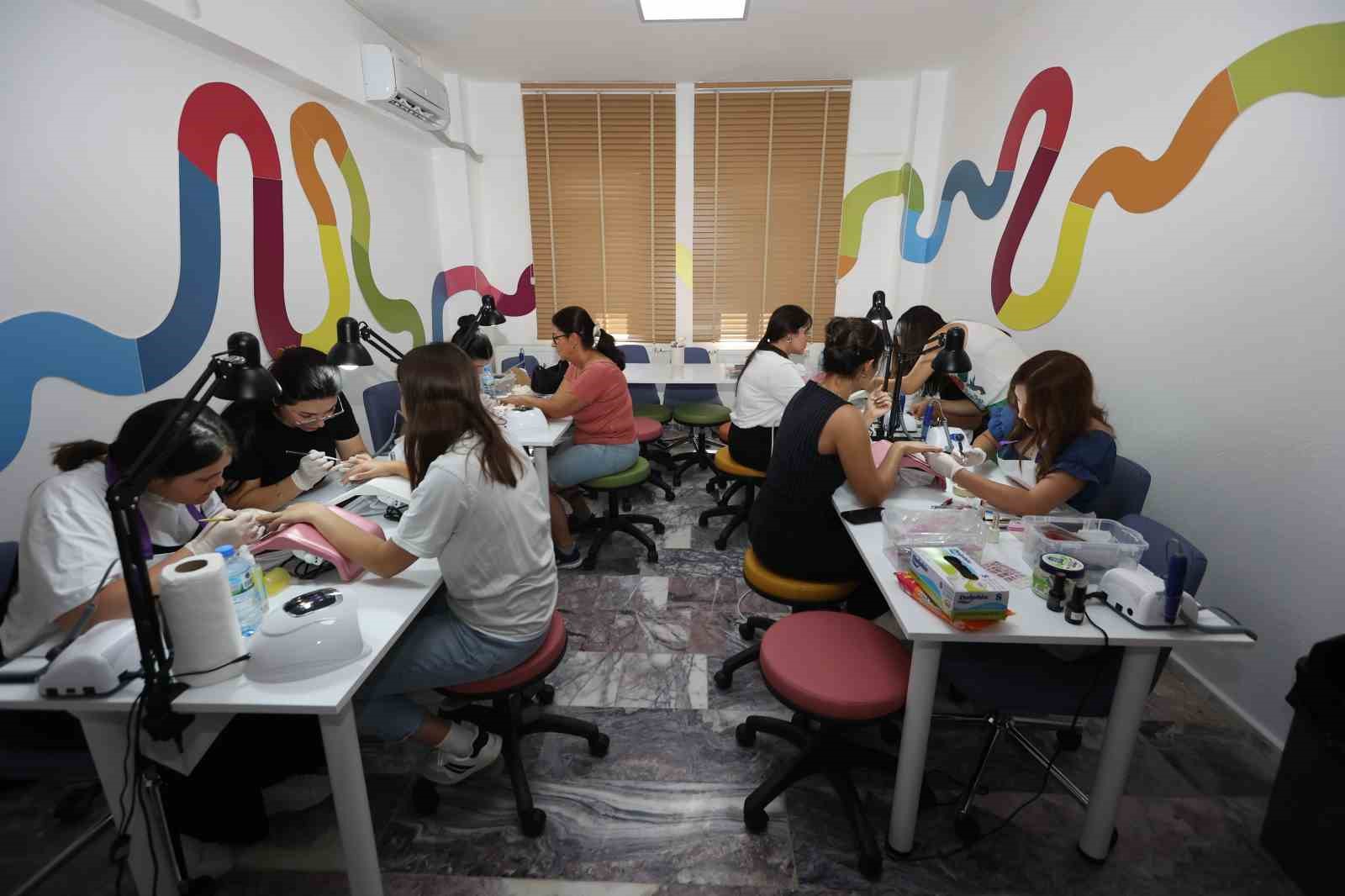 Muğla B&uuml;y&uuml;kşehir&rsquo;den kadınlara &lsquo;Tırnak Bakım&rsquo; kursu
