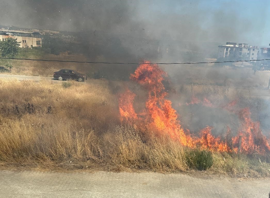 Temizlenmeyen kuru otlar yangına neden oldu