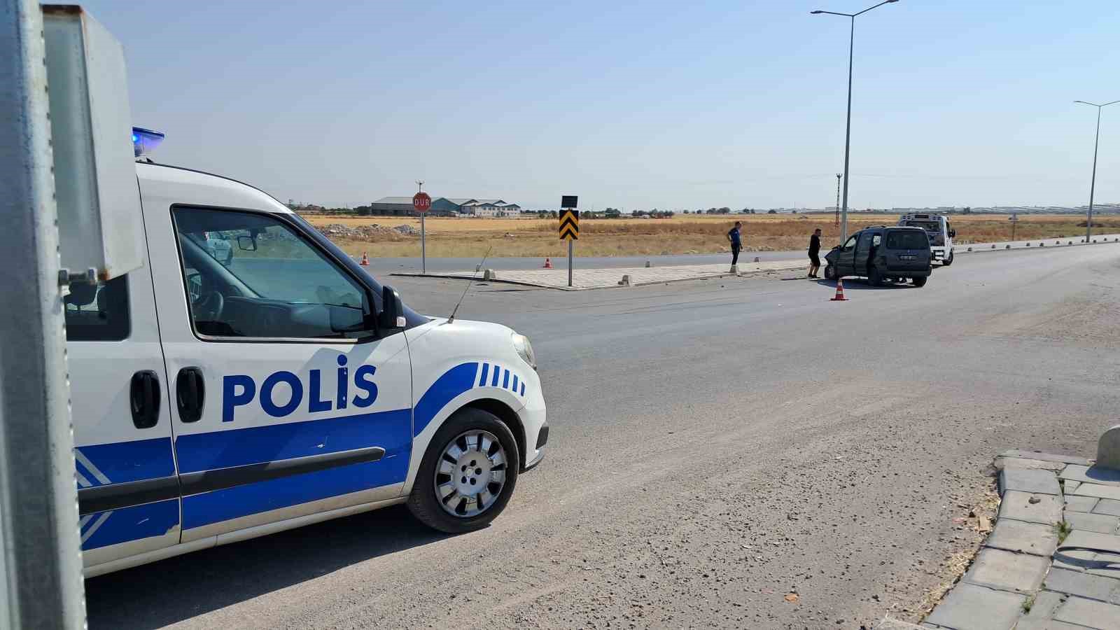 Karaman&rsquo;da otomobille hafif ticari ara&ccedil; &ccedil;arpıştı: 1 yaralı
