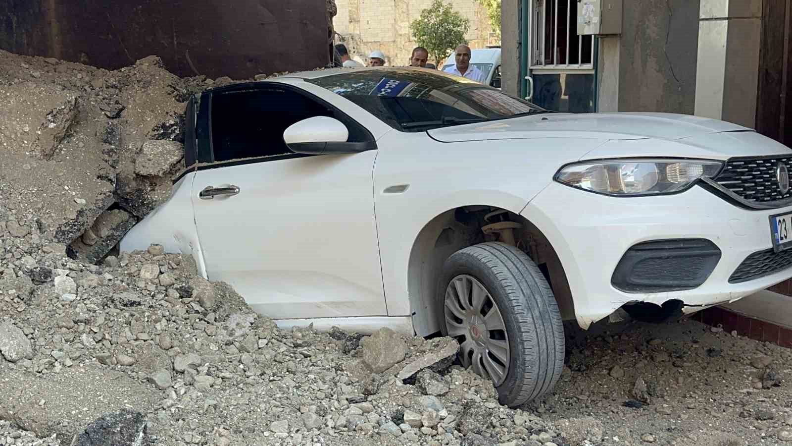 Elazığ’da hafriyat kamyonu otomobilin üzerinde devrildi: 1 yaralı