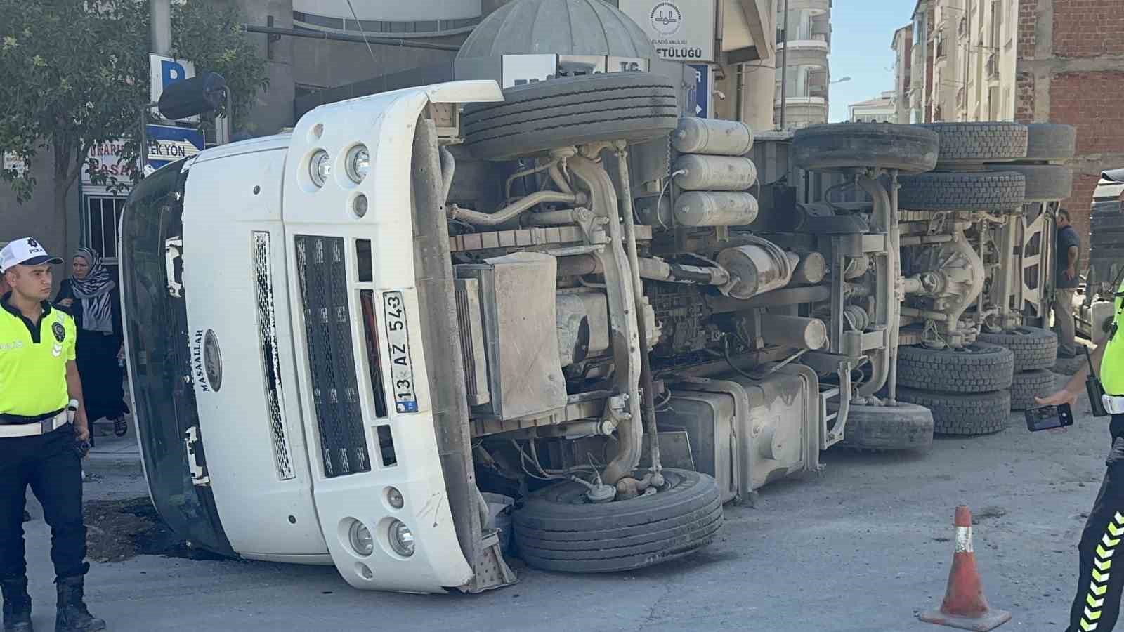 Elazığ&rsquo;da hafriyat kamyonu otomobilin &uuml;zerinde devrildi: 1 yaralı
