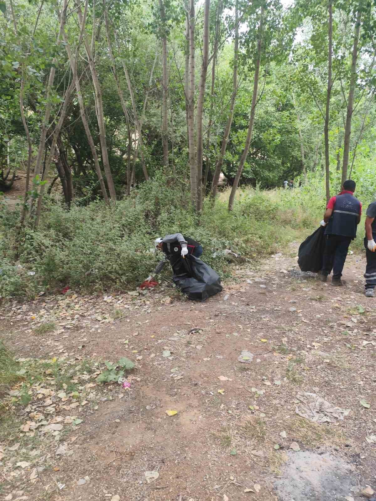 İHA&rsquo;nın haberi ses getirdi, Karasu &Ccedil;ayı temizlendi
