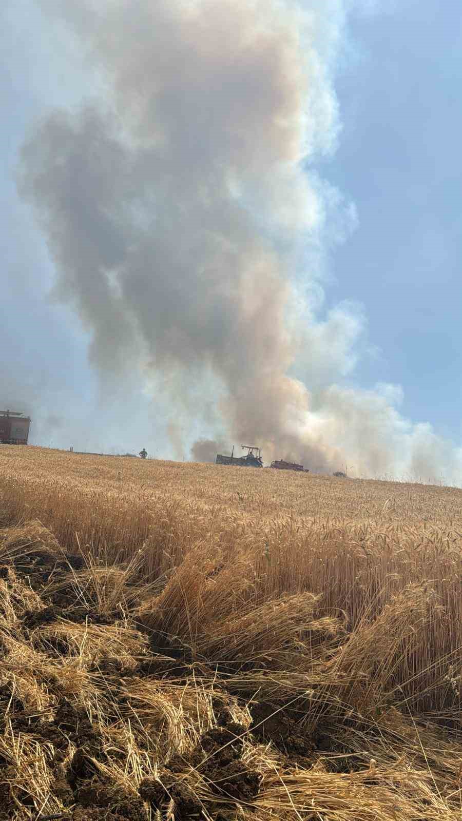 Tokat’ta ekili arazide çıkan yangına müdahale ediliyor