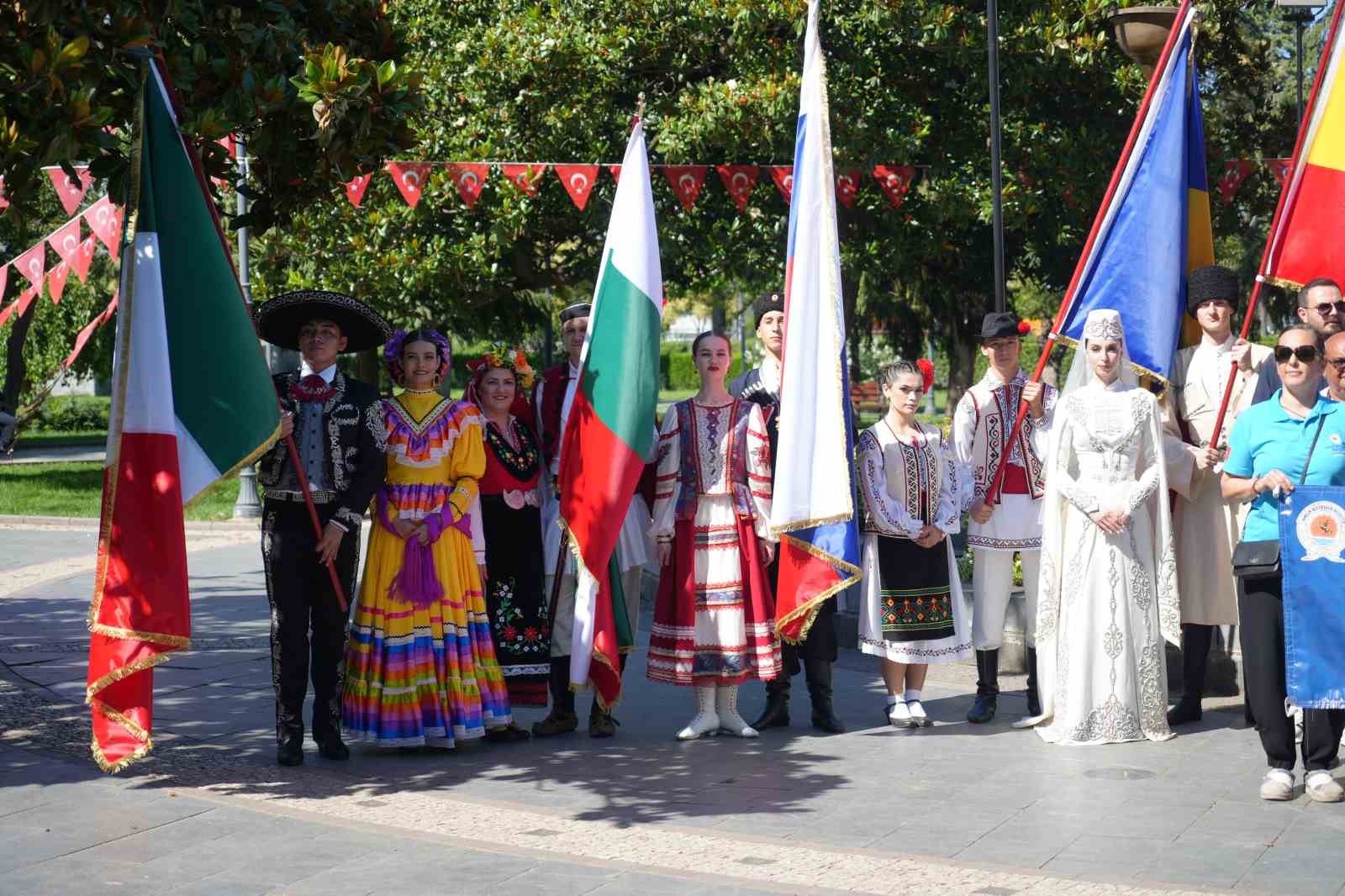 35. Uluslararası Halk Oyunları Festivali Samsun&rsquo;da başladı
