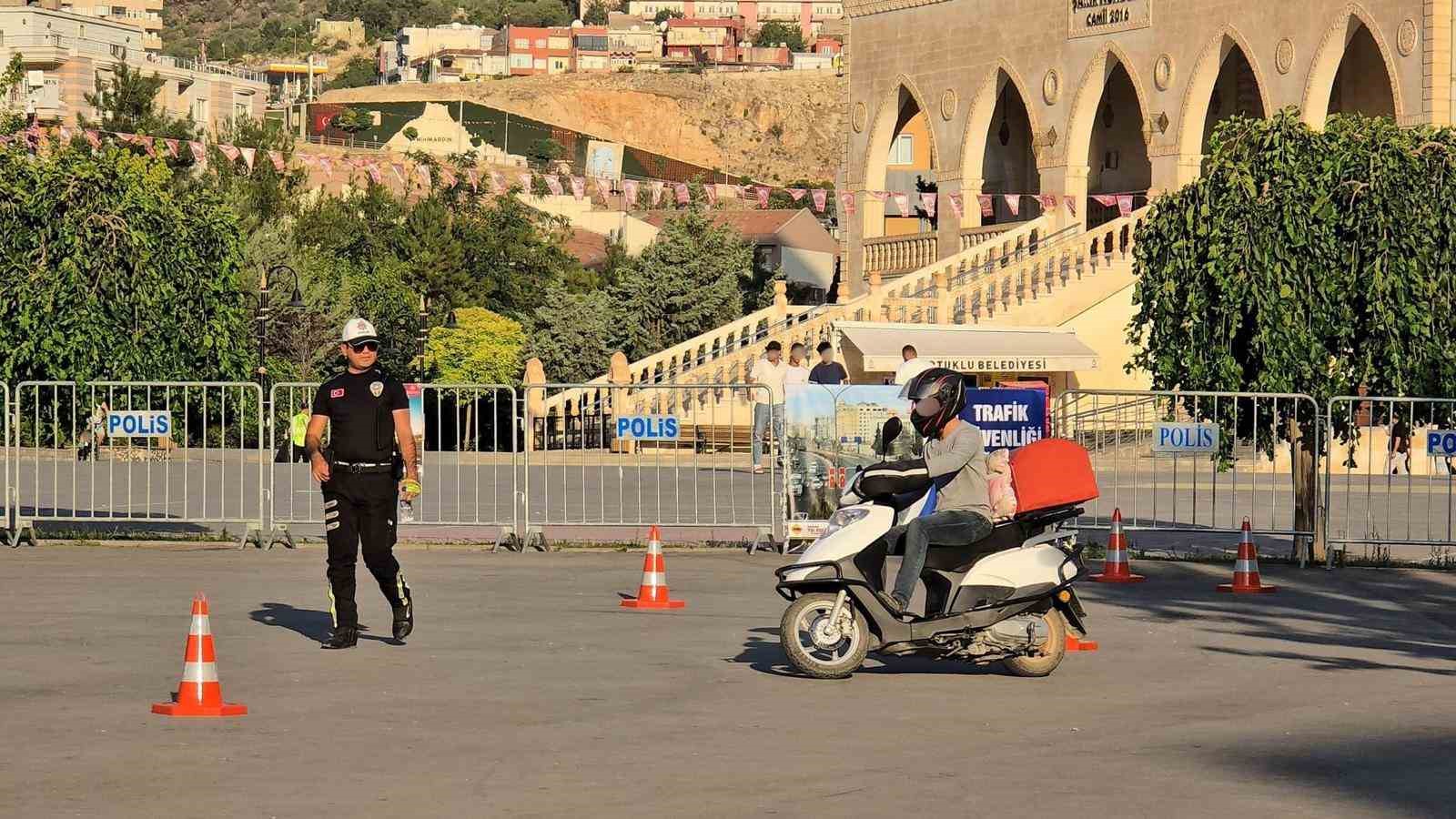 Mardin Emniyetinden motosiklet s&uuml;r&uuml;c&uuml;lerine "g&uuml;venli s&uuml;r&uuml;ş" eğitimi
