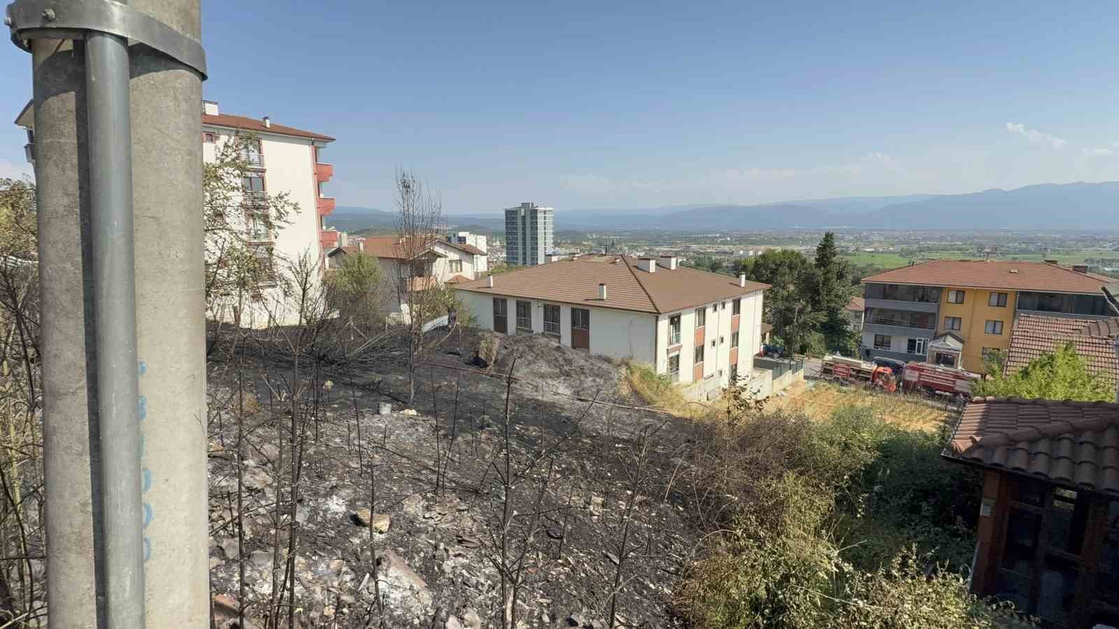 Binaların arasındaki yangın korkuttu
