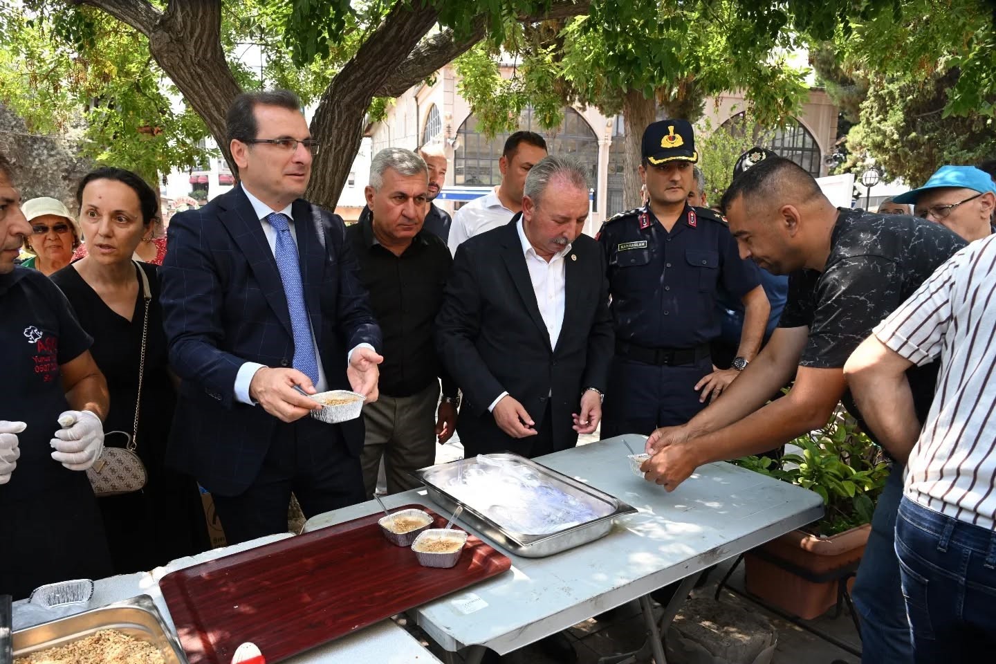 Salihli’deki şehit ailelerinden geleneksel aşure hayrı