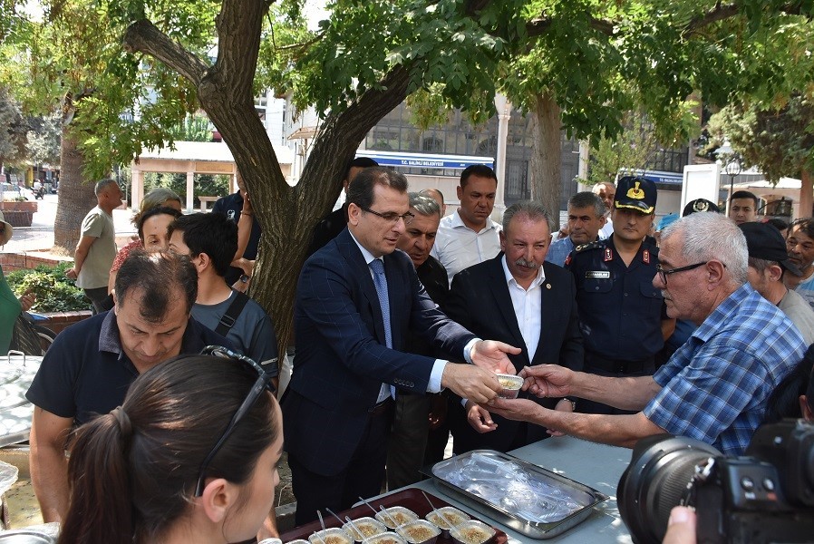 Salihli&rsquo;deki şehit ailelerinden geleneksel aşure hayrı
