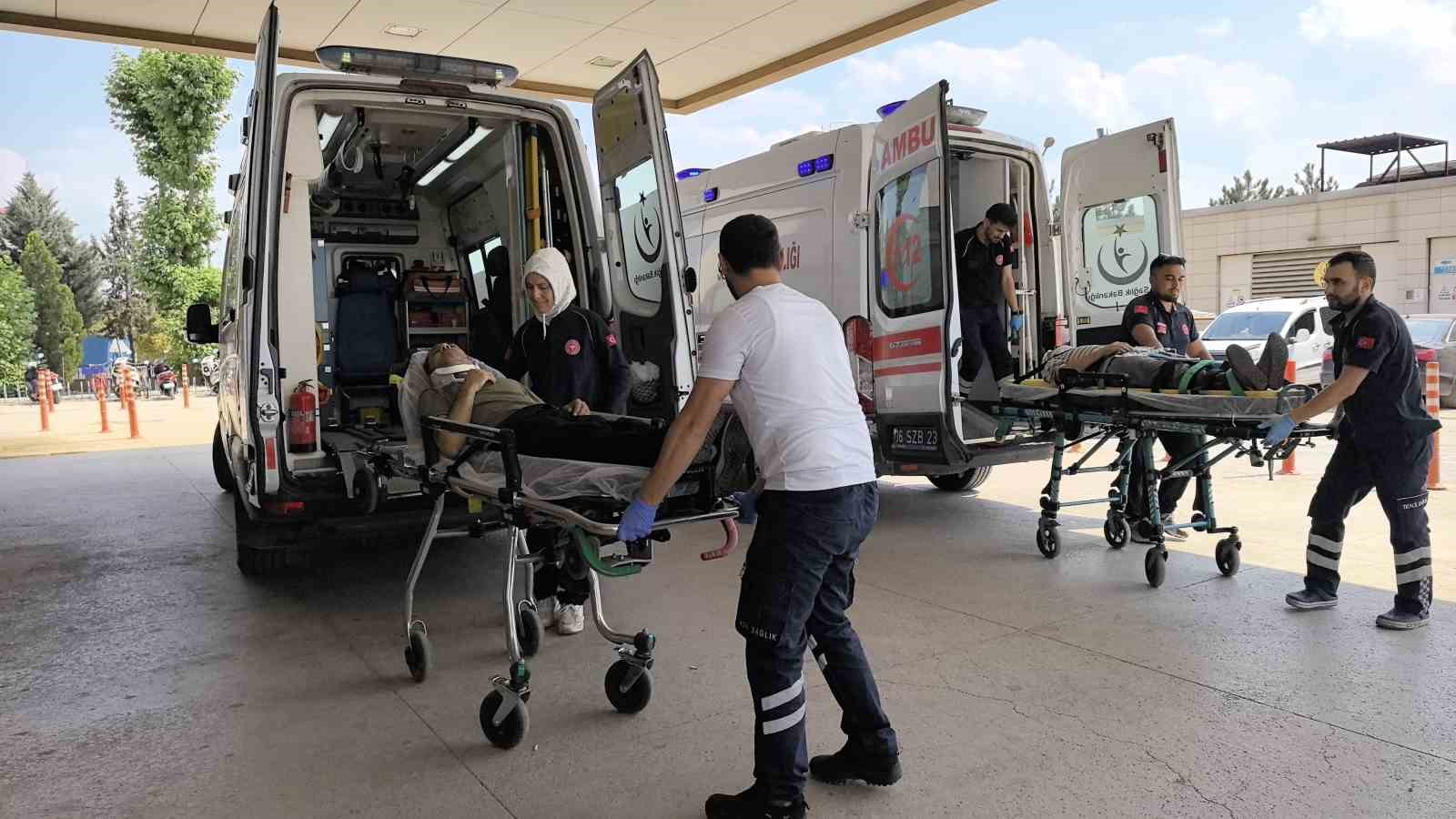 Ağaca çarpan otomobildeki 2 kişi yaralandı