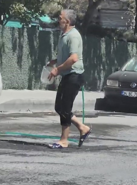 Sultangazi&rsquo;de sıcaktan bunaldı: Hortumla hem kendini hem de aracını yıkadı
