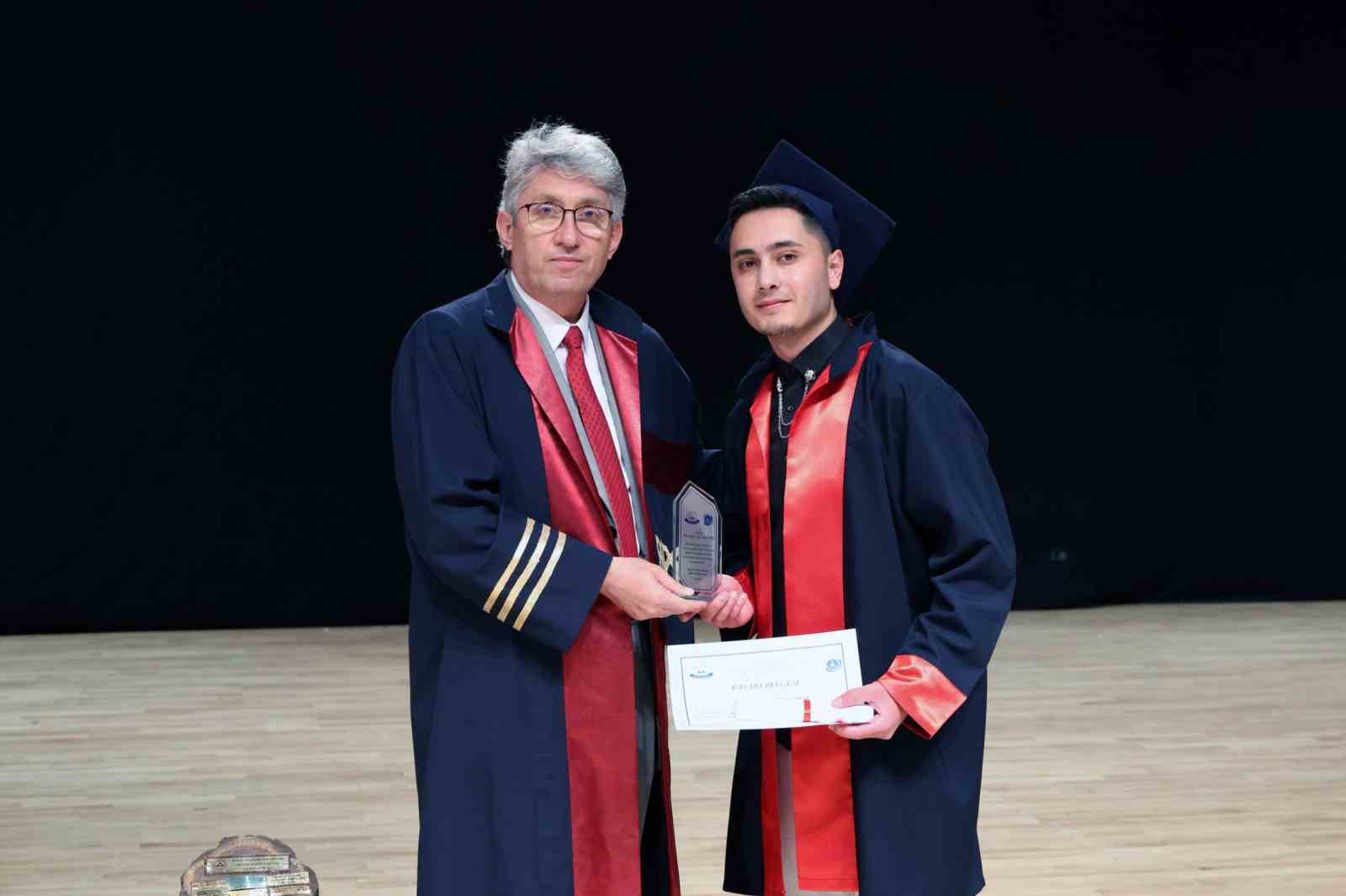 ER&Uuml; Veterinerlik Fak&uuml;ltesi&rsquo;nde mezuniyet heyecanı
