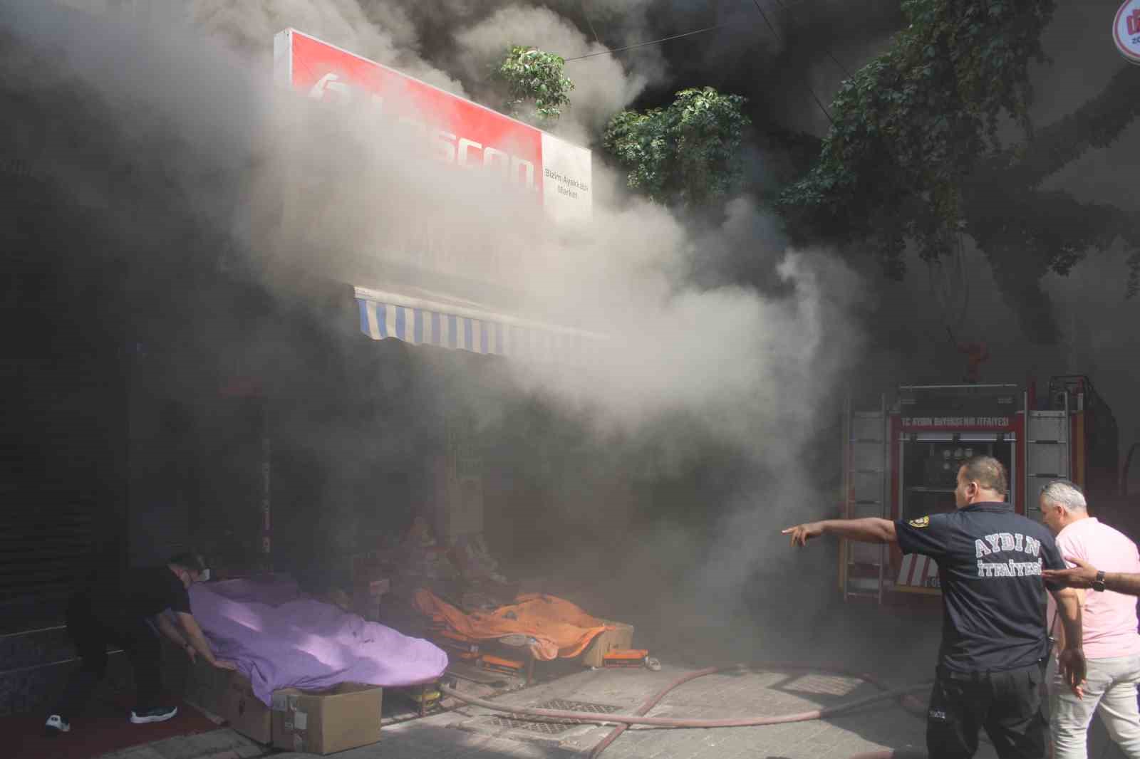 Çarşıyı duman sardı, göz gözü görmedi