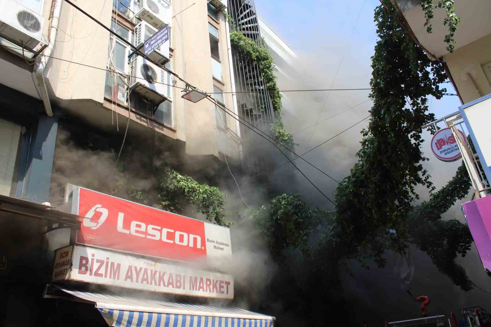 Çarşıyı duman sardı, göz gözü görmedi