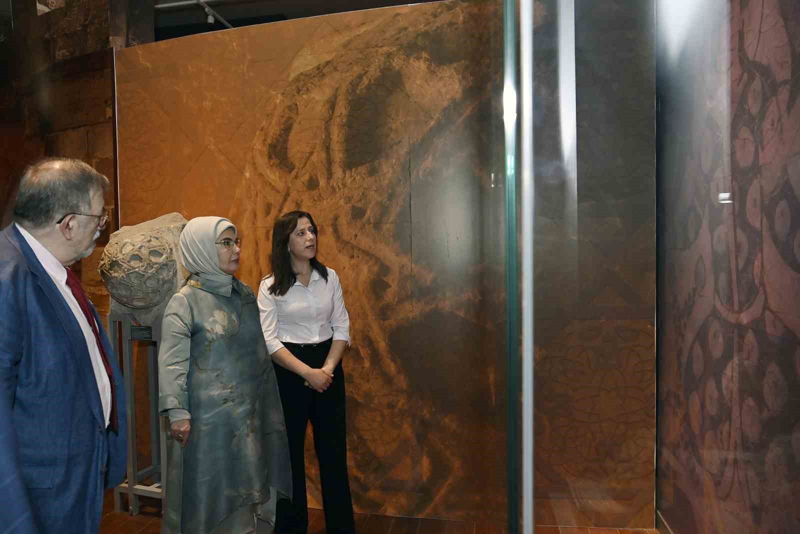 Emine Erdoğan Anadolu Selçukluları Sergisi’ni ziyaret etti