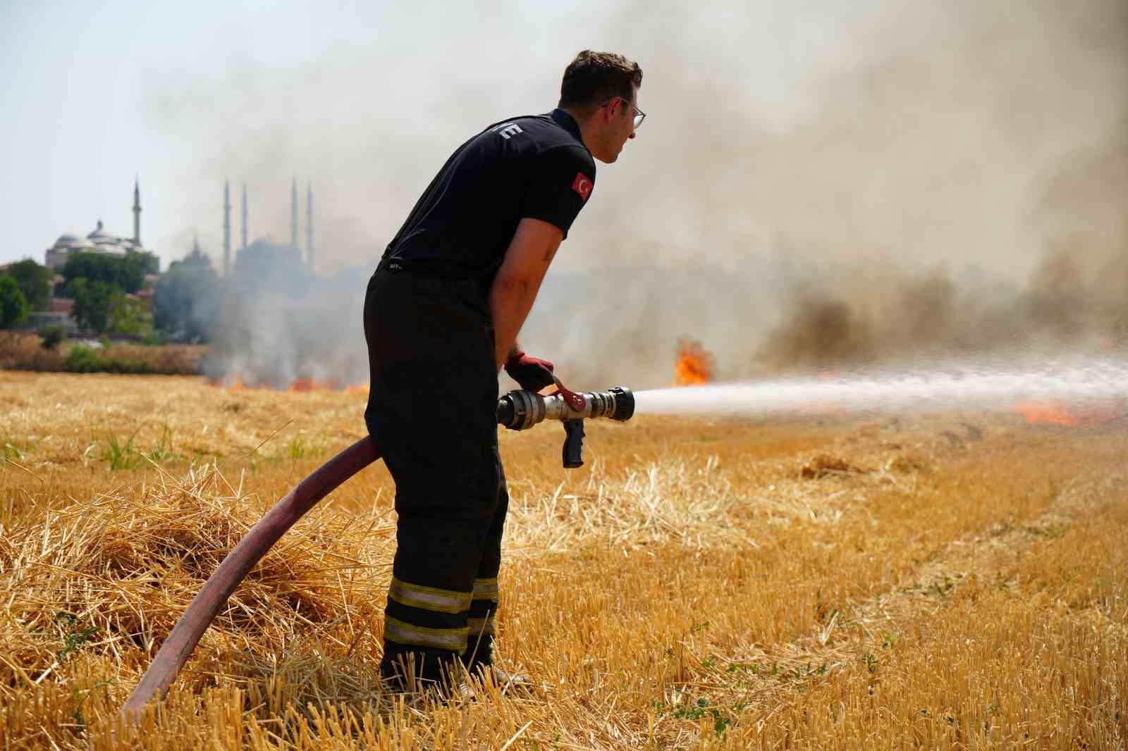 Edirne’de anız yangını yerleşim bölgesine metreler kala söndürüldü