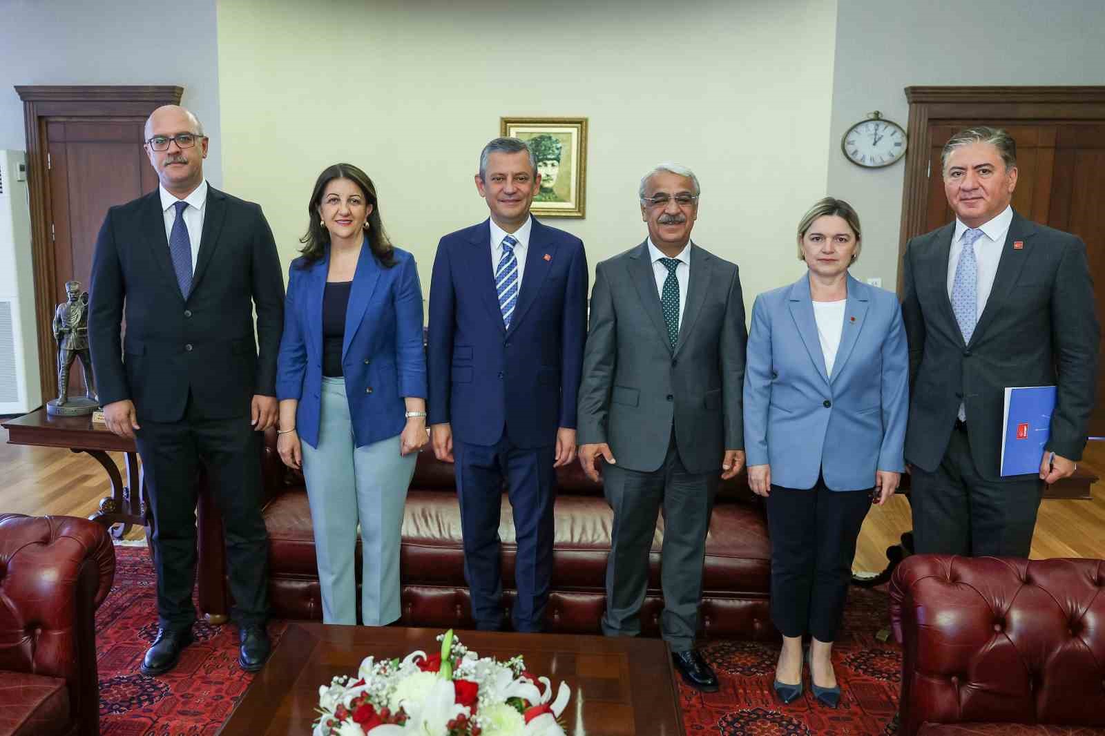 CHP lideri Özel, DEM heyetini kabul etti