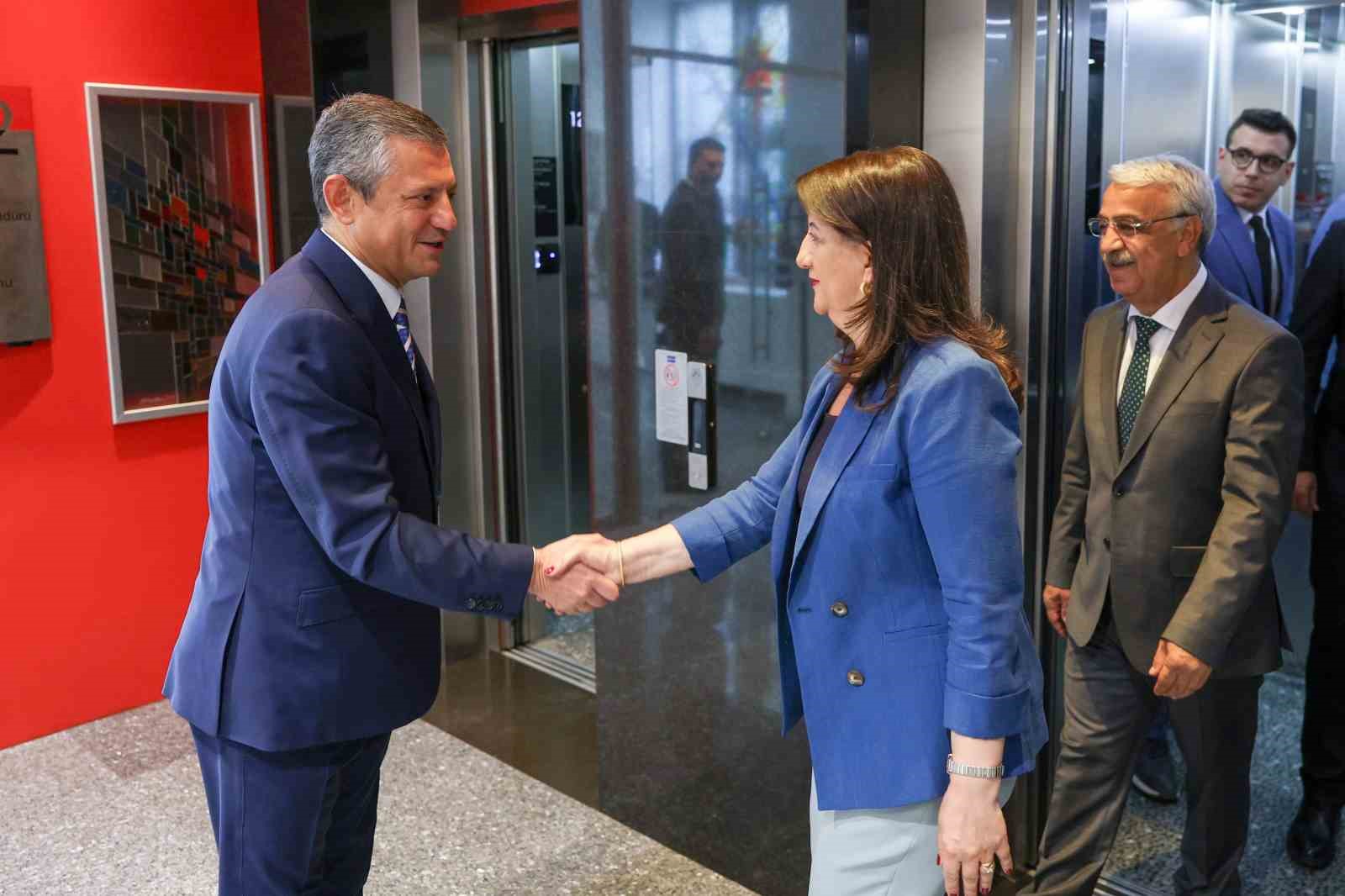 CHP lideri Özel, DEM heyetini kabul etti
