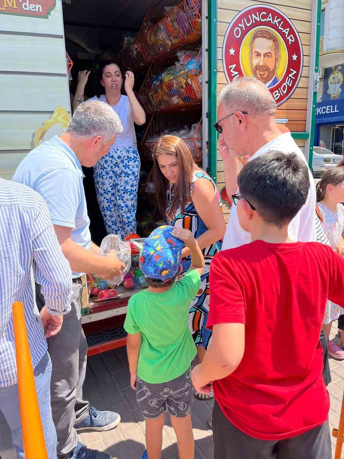 Oyuncak&ccedil;ı Amca, &ccedil;ocukların y&uuml;z&uuml;n&uuml; g&uuml;ld&uuml;rd&uuml;
