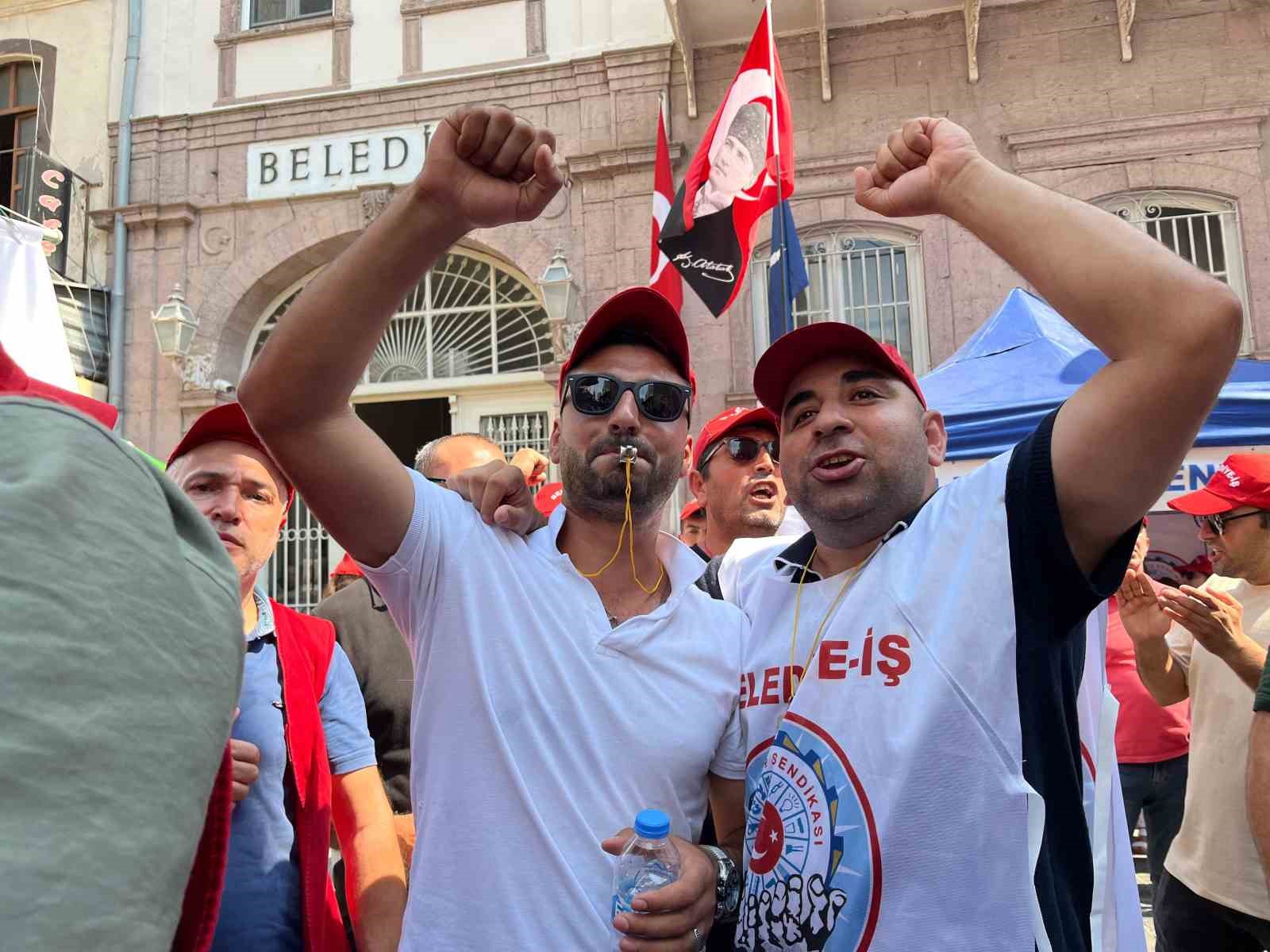 İzmir Büyükşehir Belediyesi’nde işten çıkartılan işçilerin eylemi 9’uncu gününde sürüyor
