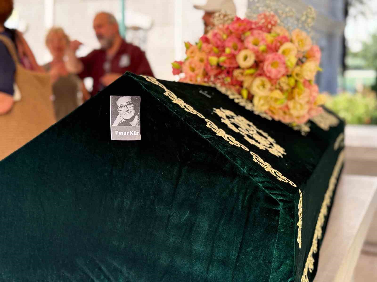 Edebiyat&ccedil;ı-yazar Pınar K&uuml;r son yolculuğuna uğurlandı
