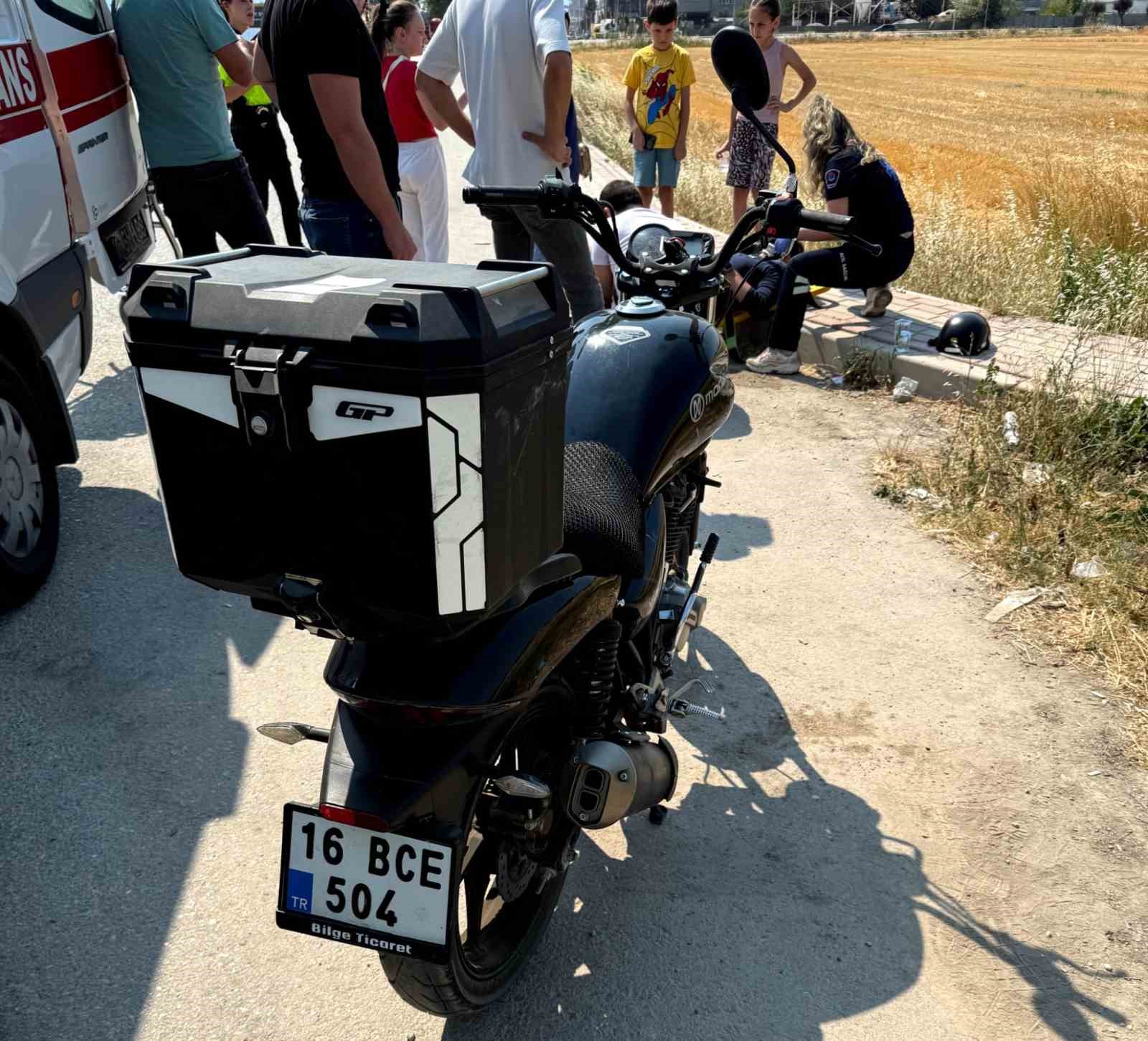 Motosiklet ile otomobilin &ccedil;arpıştığı kaza kamerada
