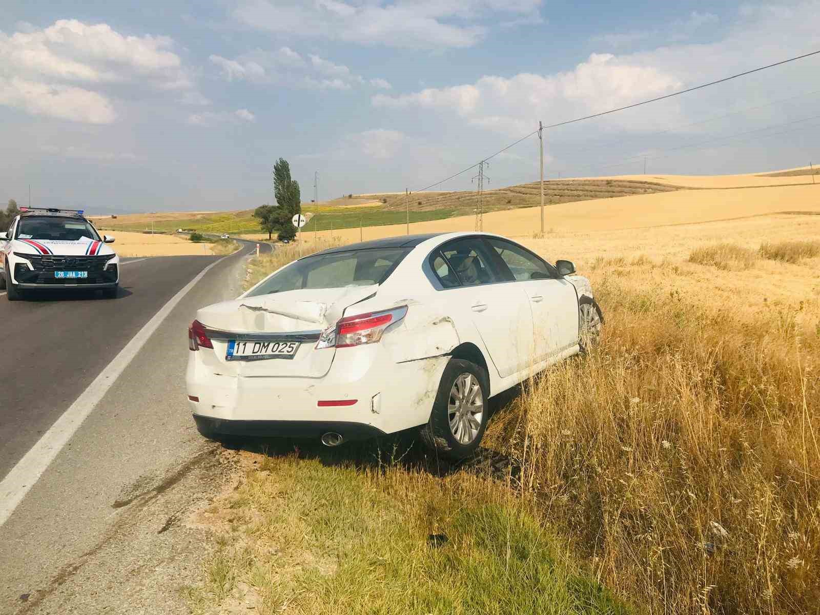 Viraja hızlı giren otomobil karşı yönden gelen iki tıra çarptı, facia kıl payı atlatıldı