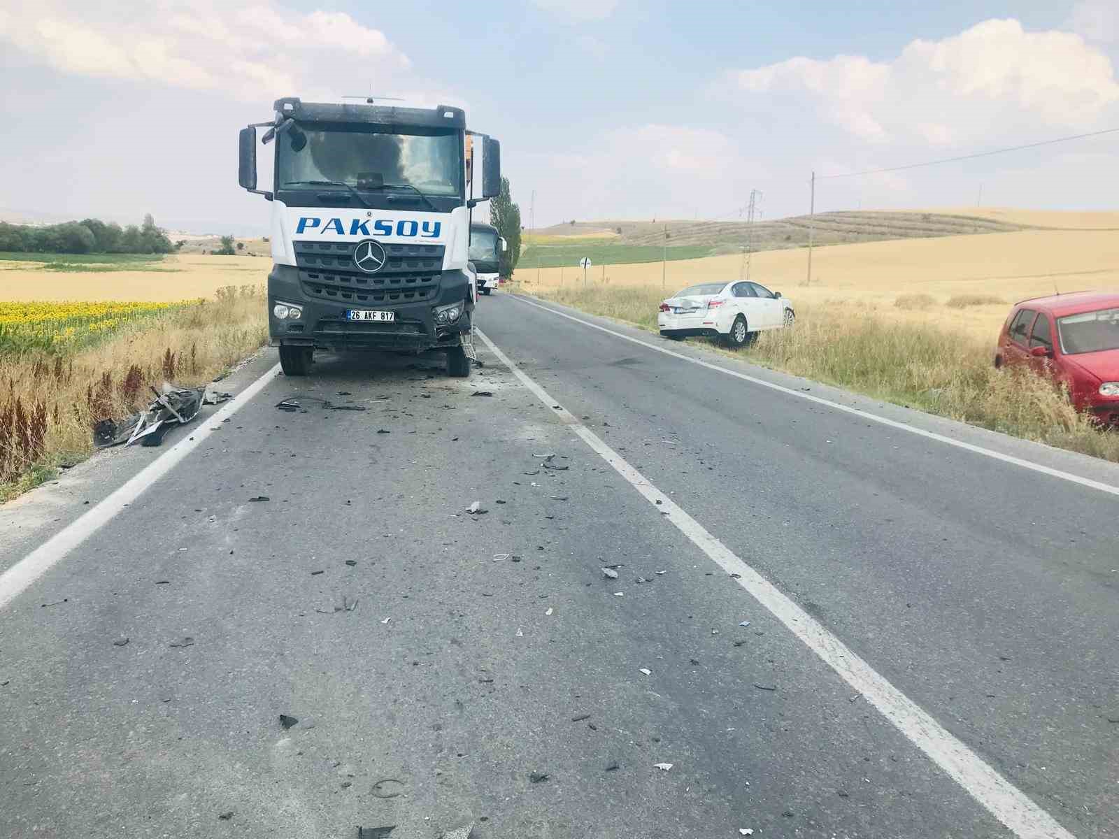 Viraja hızlı giren otomobil karşı y&ouml;nden gelen iki tıra &ccedil;arptı, facia kıl payı atlatıldı
