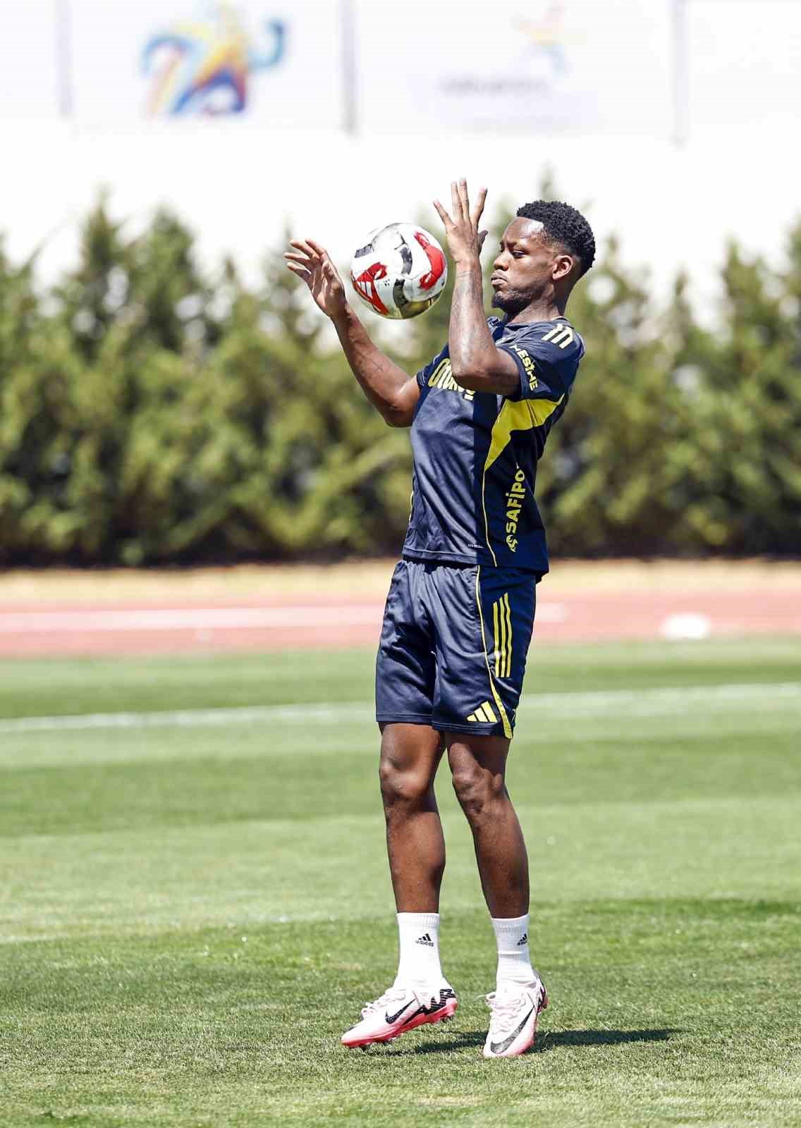 Jhon Duran, sarı-lacivertli formayla ilk antrenmanına &ccedil;ıktı
