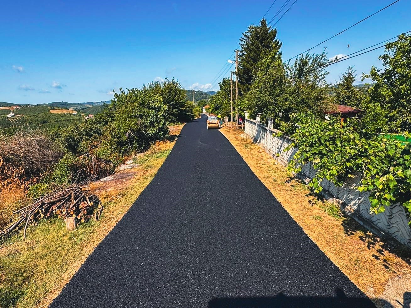 Karasu’da bir mahallenin ulaşım hattı daha yenilendi