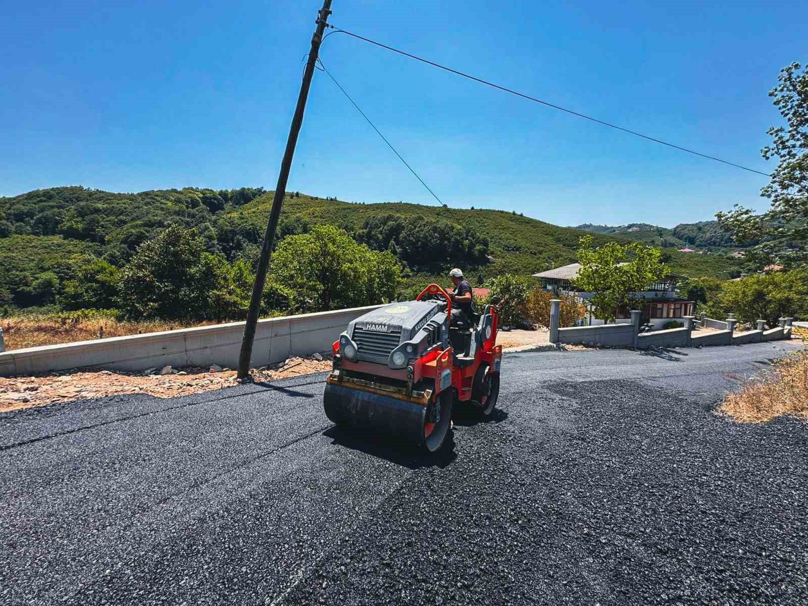 Karasu&rsquo;da bir mahallenin ulaşım hattı daha yenilendi

