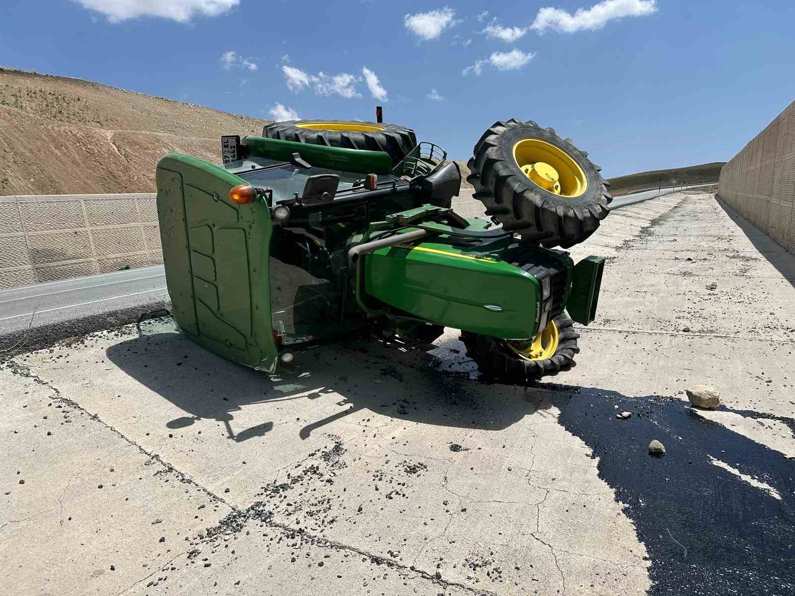 Malazgirt’te traktör takla attı: 1 yaralı