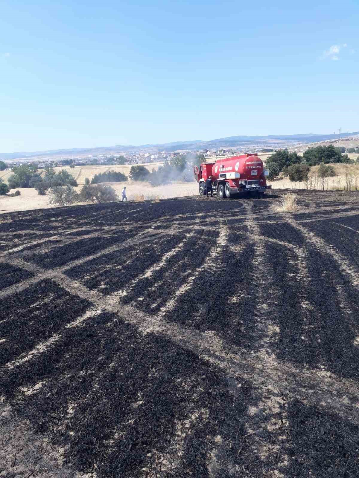Buğday ekili tarlada &ccedil;ıkan yangında 15 d&ouml;n&uuml;m alan zarar g&ouml;rd&uuml;
