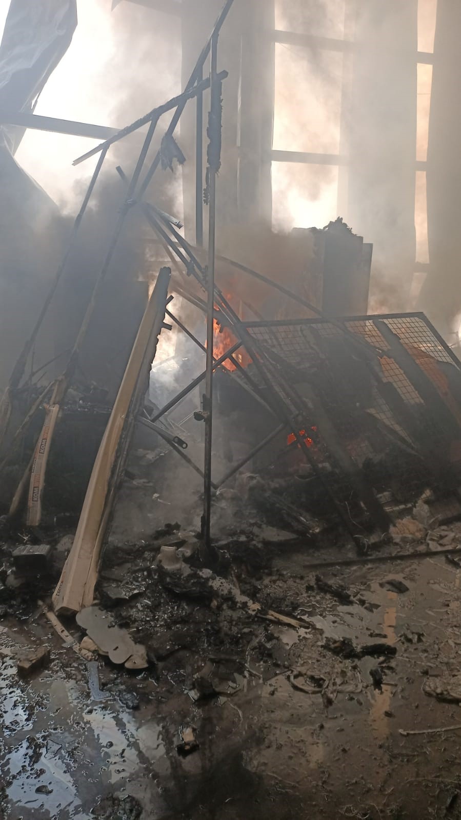 İş yerinde çıkan yangın diğer dükkanlara sıçramadan söndürüldü