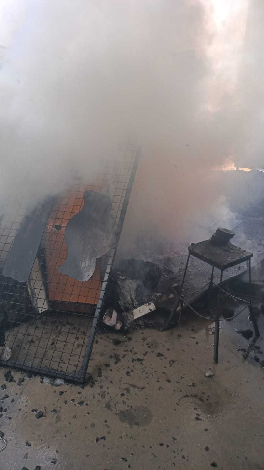 İş yerinde çıkan yangın diğer dükkanlara sıçramadan söndürüldü