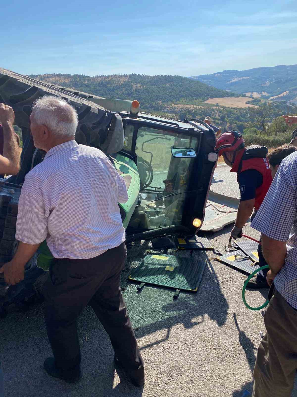 Susurluk&rsquo;ta trakt&ouml;r kazası: 2 kişi ağır yaralandı
