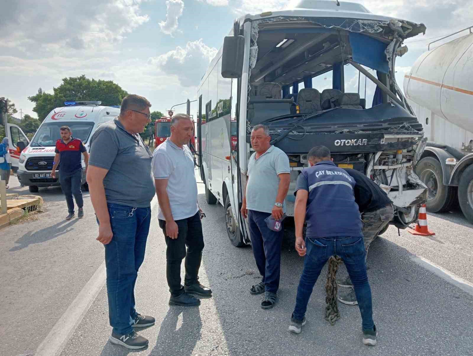 Afyonkarahisar’da midibüs kamyonla çarpıştı: 7 yaralı