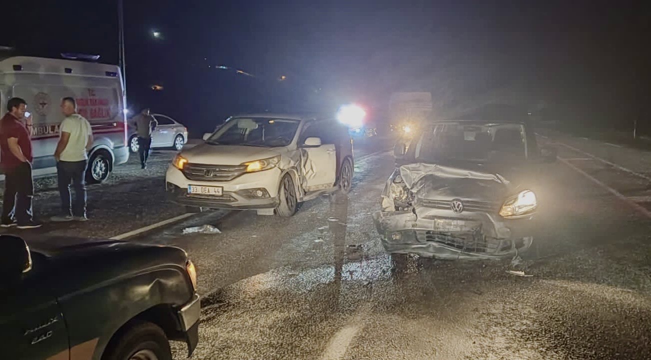 Malatya&rsquo;da iki otomobil &ccedil;arpıştı: 4 yaralı
