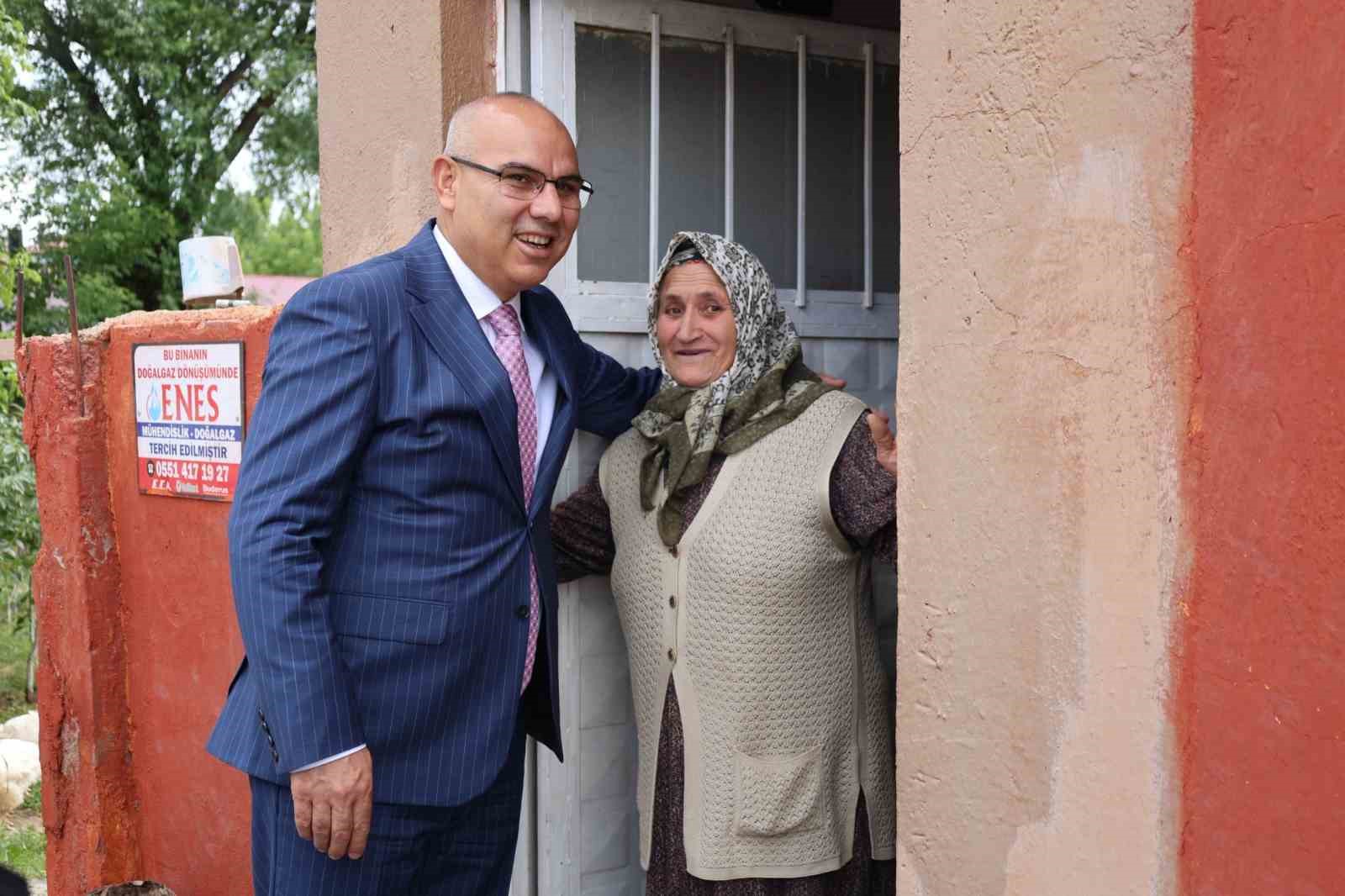 Validen kendisine uzaktan görüp el sallayan yaşlı kadına sürpriz ziyaret