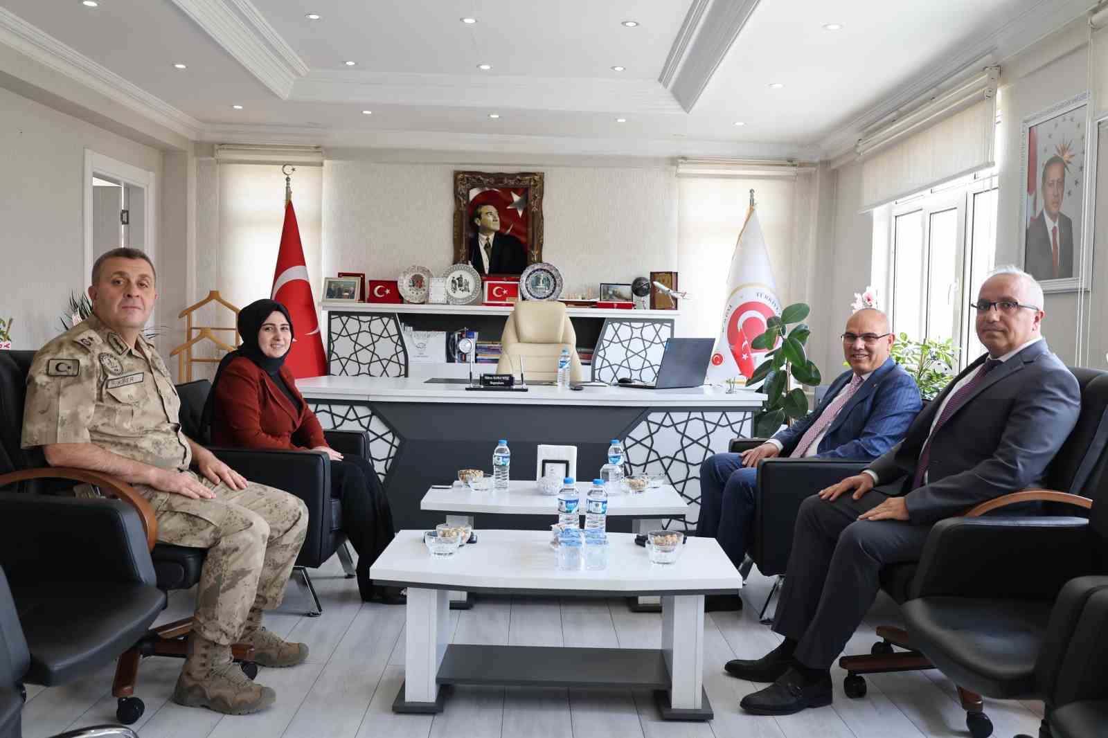 Validen kendisine uzaktan g&ouml;r&uuml;p el sallayan yaşlı kadına s&uuml;rpriz ziyaret
