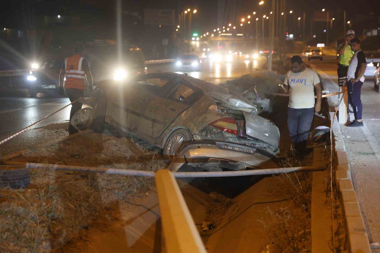 Hatay’da otomobil aydınlatma direğine çarptı: 4 yaralı